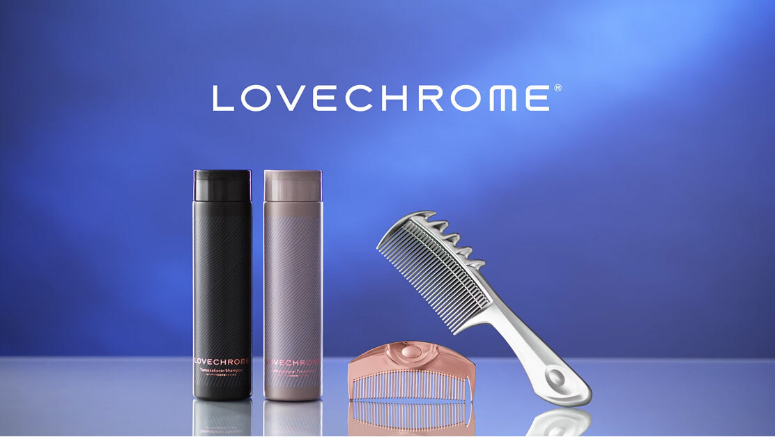一般的なくしとLOVECHROMEのくしを電子顕微鏡で拡大し、比較した図
